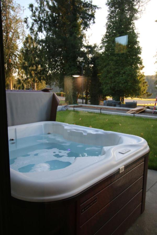 Luxe Lake Cabin Hot Tub Grill Firepit Ev Charger Onalaska المظهر الخارجي الصورة